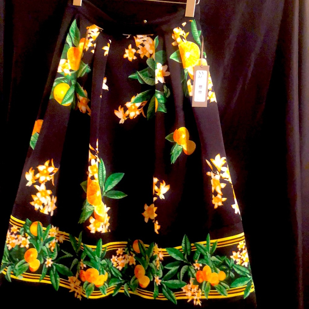 Full skirt with floral and lemon pattern